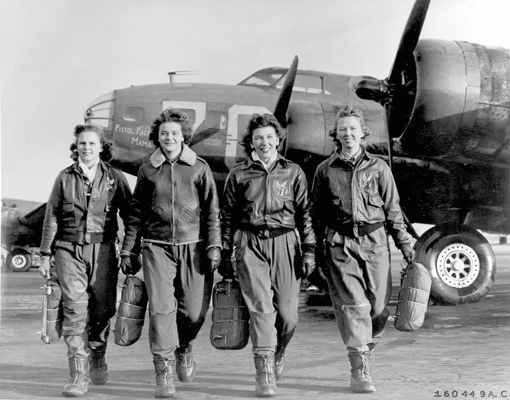 Group_of_Women_Airforce_Service_Pilots_and_B-17_Flying_Fortress.jpg