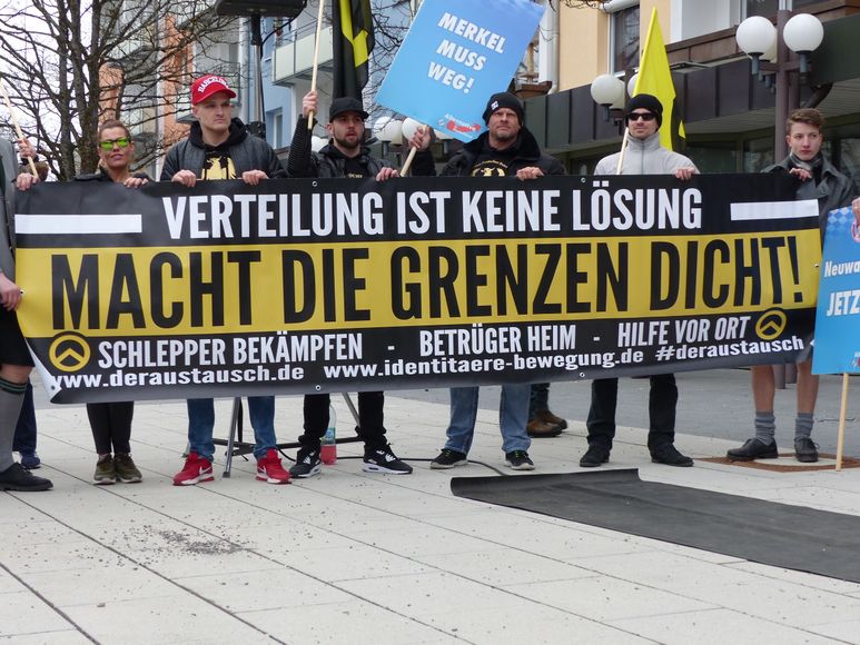 Identitäre_Bewegung_Banner_AfD_Demo.jpg