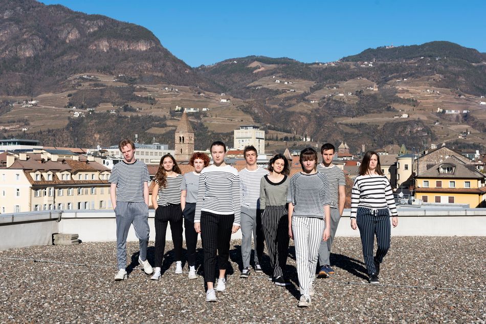 AUERHAUS_Fabian Mair Mitterer, Anna Oberrauch, Emma Mulser,  Maria Schmieder, Maximilian Pichler, Sarah Waldner, Nina Trettel Demetz, Lucas Pezzetta, Julia Wenter_Foto Francesco Ippolito.jpg