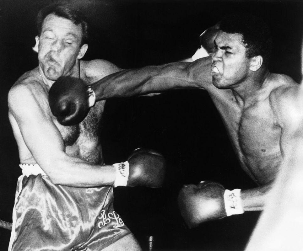 Muhammad_Ali_fights_Brian_London_on_August_6,_1966.jpg