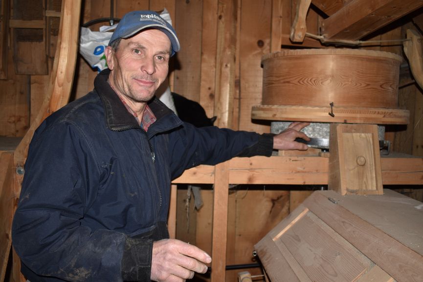 Paul Spisser_stolz vor dem MÅhlstein seiner MÅhle.JPG