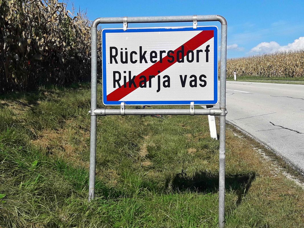 Zweisprachige_Ortstafel_von_Rückersdorf_(Kärnten).jpg