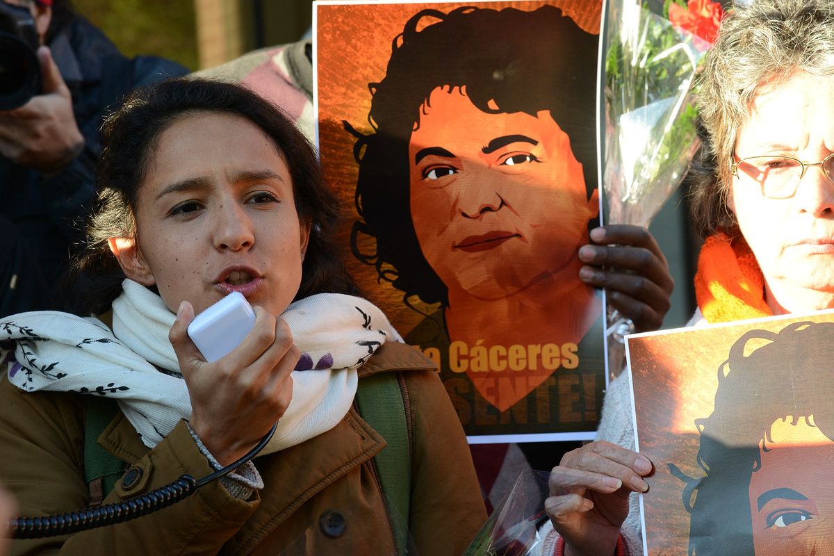 1920px-Manifestación_Berta_Cáceres-OAS_5_de_abril_de_2016_(1).jpeg