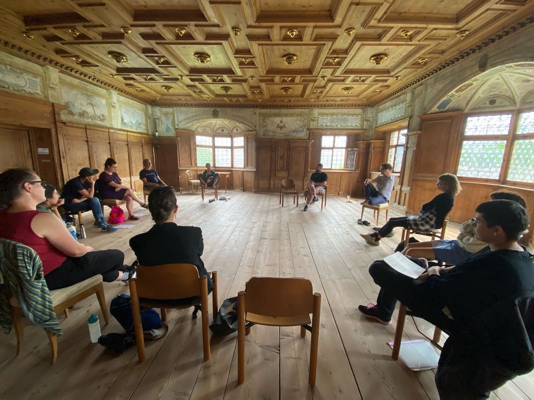 Diskussion bei der Summer School 2021 im Saal von Schloss Velthurns.jpeg