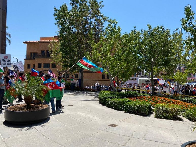 Azerbaijani_demonstrators_in_Los_Angeles_protesting_against_Armenian_agression