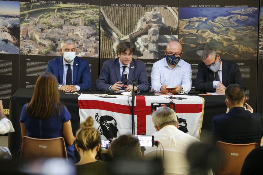 Carles_Puigdemont_i_Gonzalo_Boye_en_un_pla_general_durant_una_roda_de_premsa_a_l&#8217;Alguer