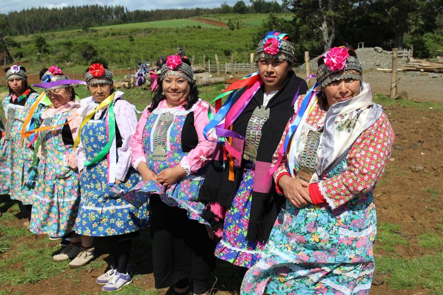Mujeres_mapuches_en_la_entrega_terreno_a_Comunidad_Mapuche_Lorenzo_Quintrileo_de_Tirúa