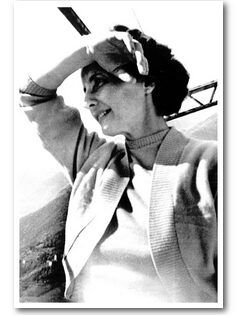 Maria Ditha Santifaller blickt ins Südtiroler Etschtal (1930er Jahre).